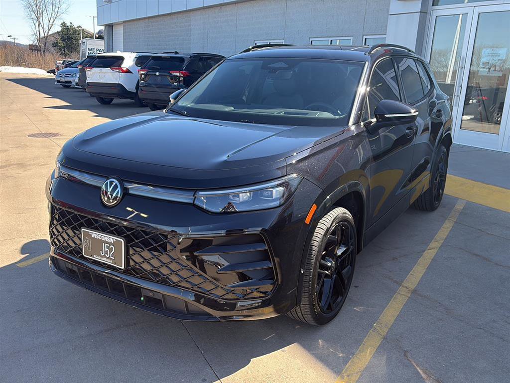 Used 2025 Volkswagen Tiguan SE R-Line image 5