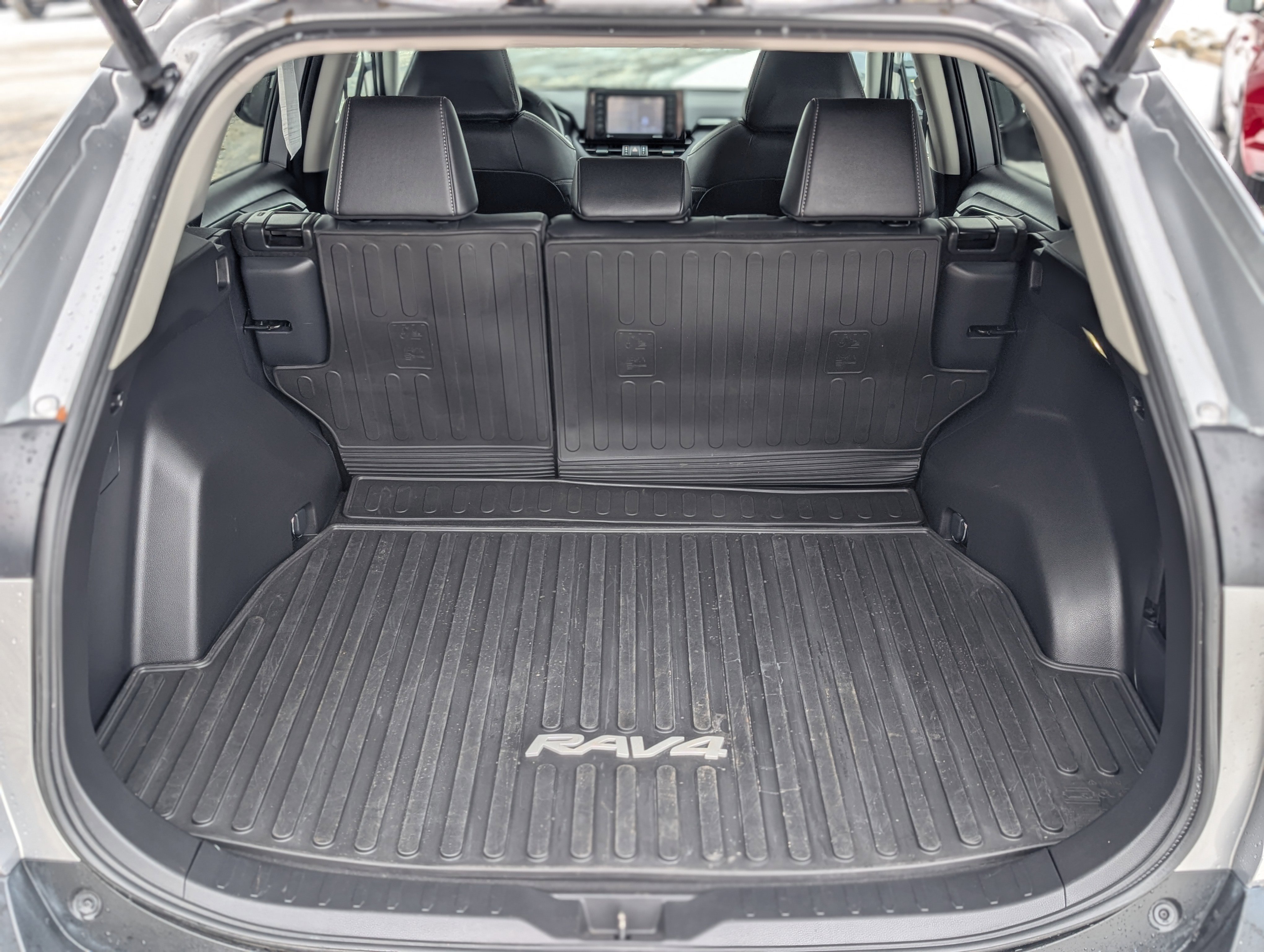 Used 2022 Toyota RAV4 XLE Premium image 38