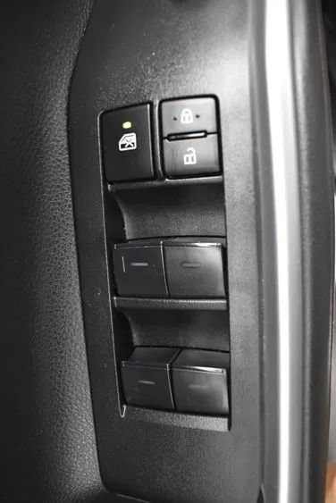 Used 2025 Toyota Highlander LE FWD image 21