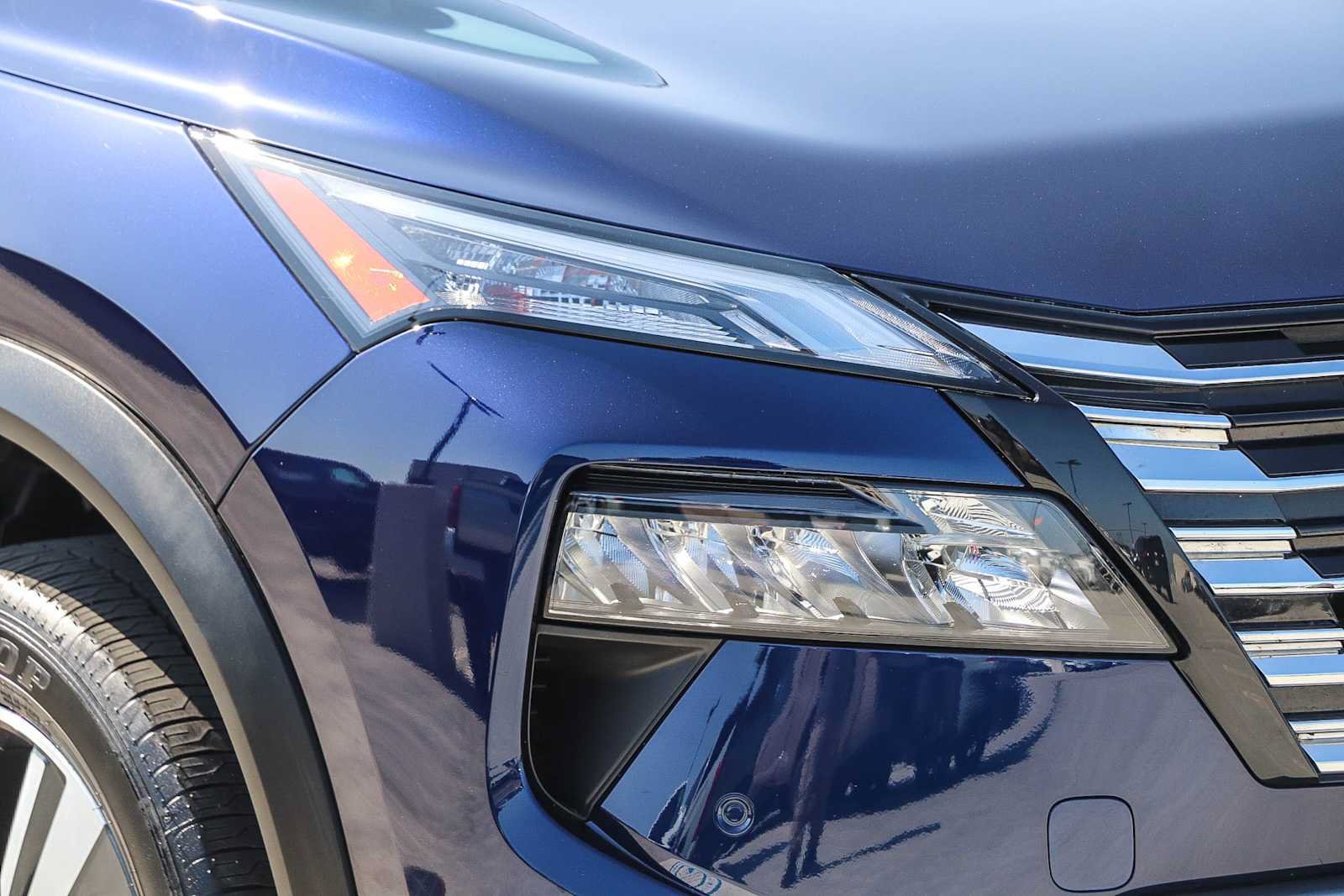 Used 2025 Nissan Rogue SL AWD/4WD image 4