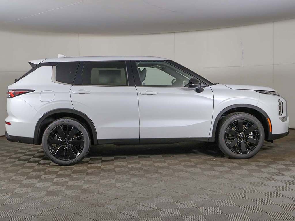 New 2026 Mitsubishi Outlander LE FWD image 18