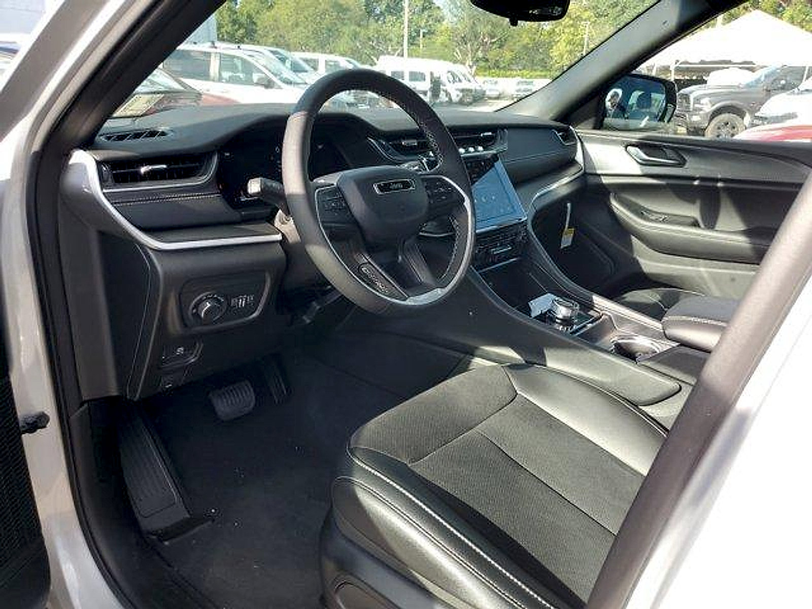 New 2024 Jeep Grand Cherokee L Altitude RWD image 9