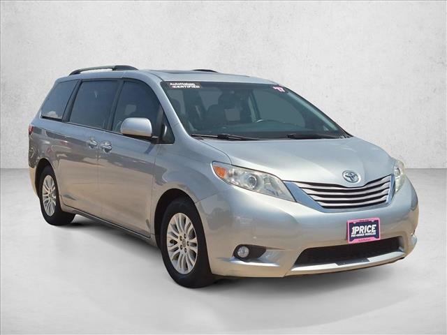 Used 2017 Toyota Sienna XLE w/ XLE Navigation Package FWD image 3