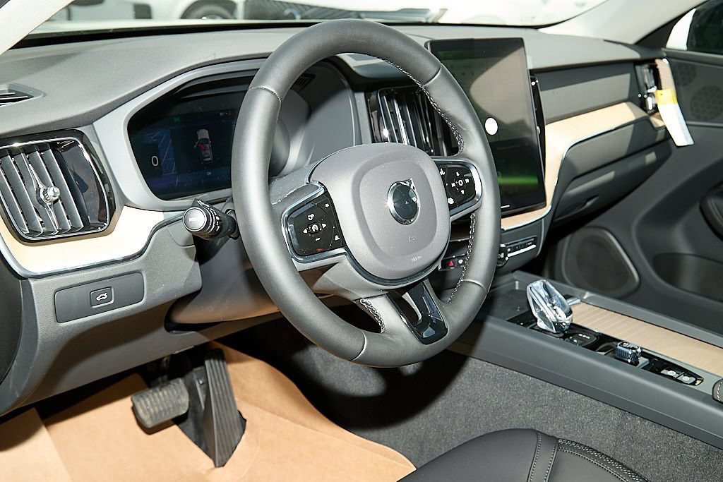 New 2026 Volvo XC60 B5 Plus w/ Climate Package PRO AWD/4WD image 13