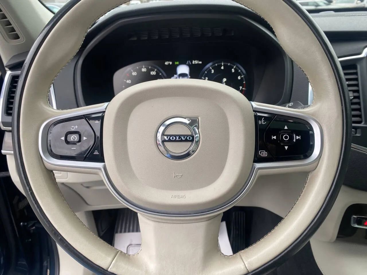 Used 2019 Volvo XC90 T5 Momentum w/ Advanced Package image 13