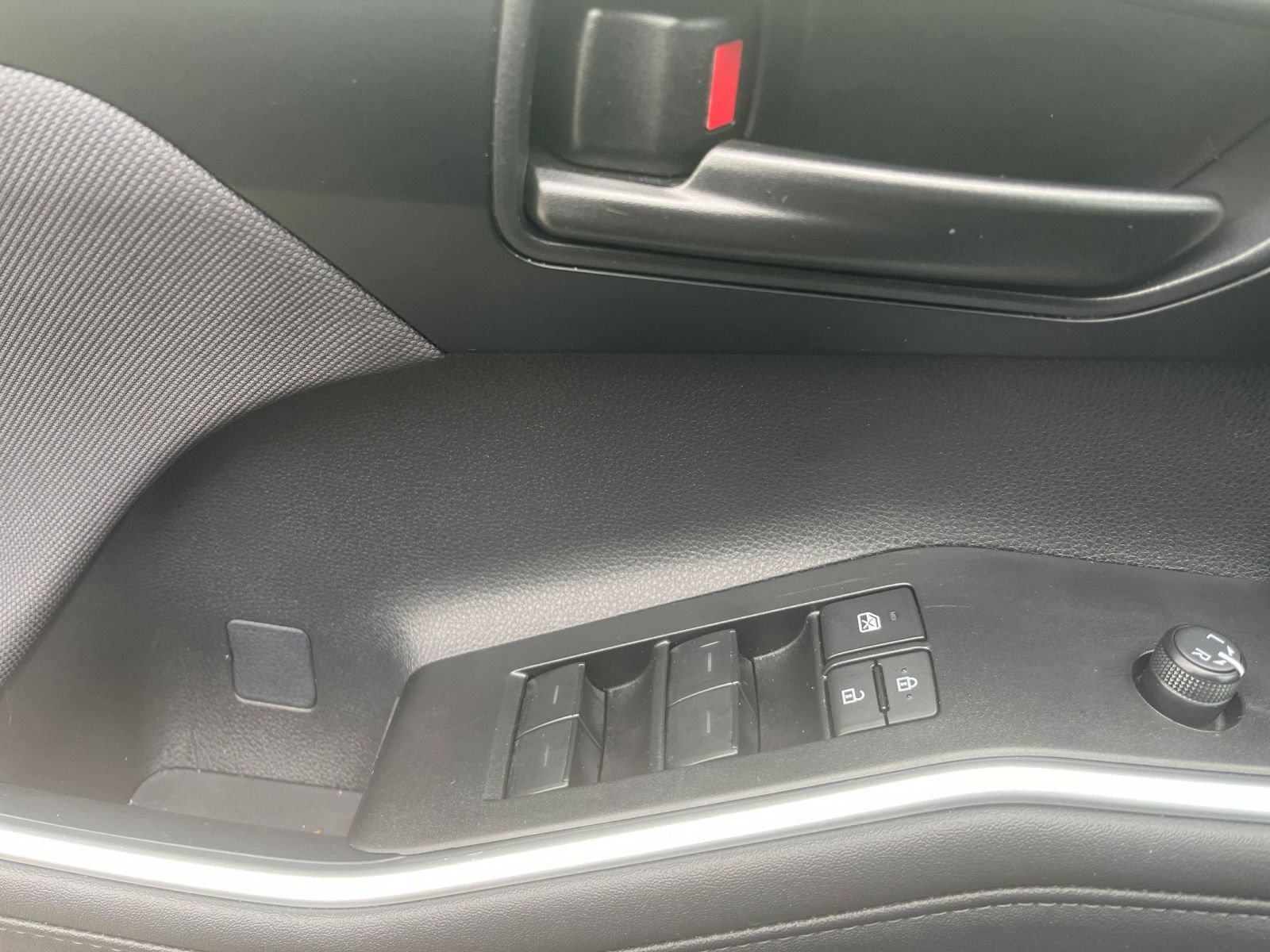Used 2025 Toyota Highlander LE FWD image 18