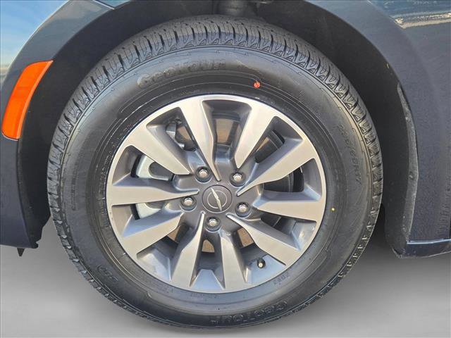 Used 2024 Chrysler Pacifica Limited FWD image 23