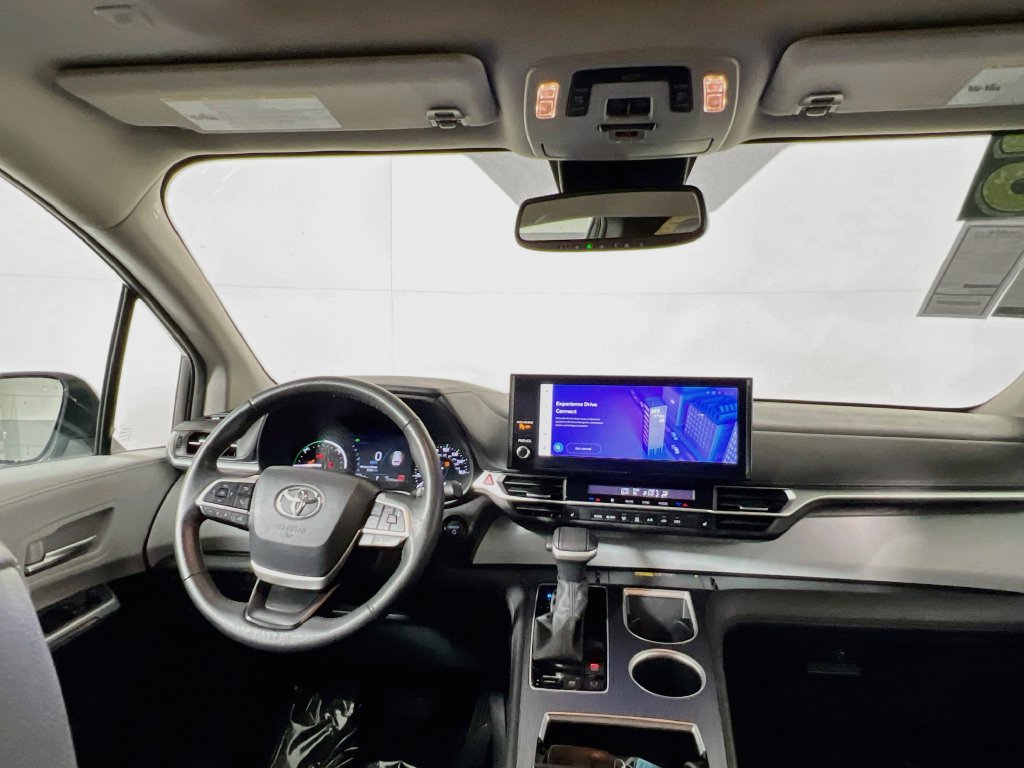 Used 2025 Toyota Sienna XLE FWD image 27