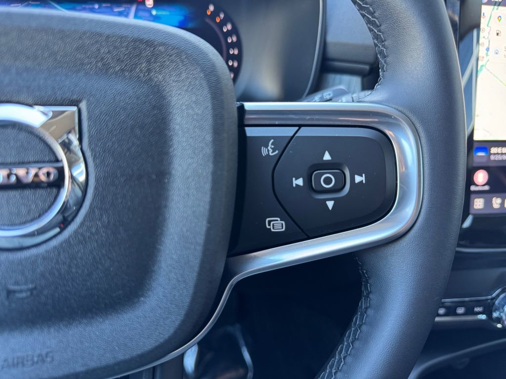 Certified 2025 Volvo XC40 B5 Plus AWD/4WD image 17