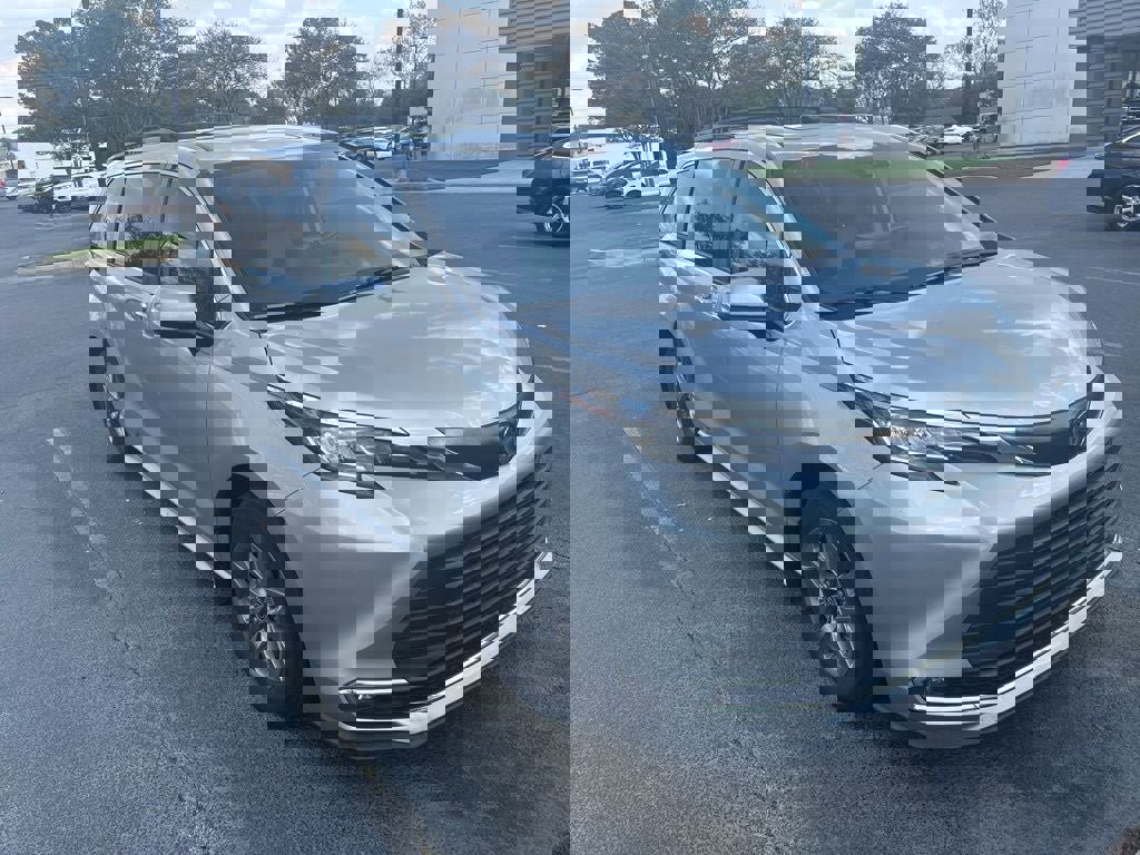 Used 2023 Toyota Sienna XLE image 2