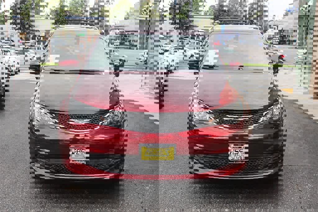 Used 2021 Chrysler Voyager Lxi image 2