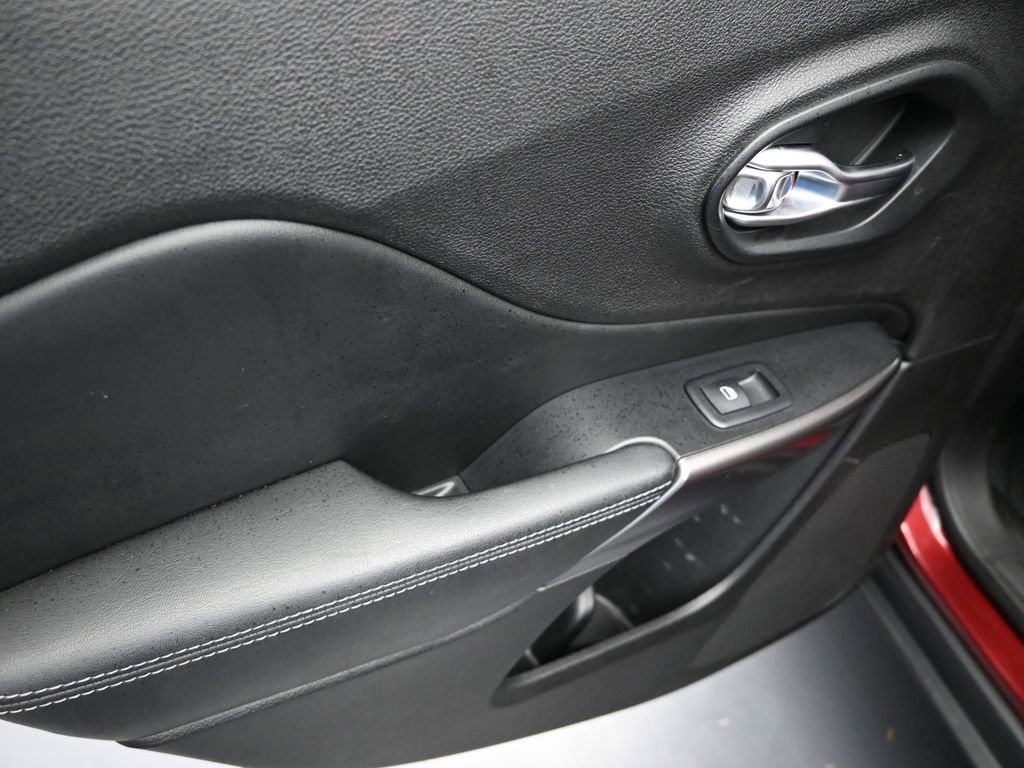 Used 2019 Jeep Cherokee Latitude w/ Popular Appearance Group image 15