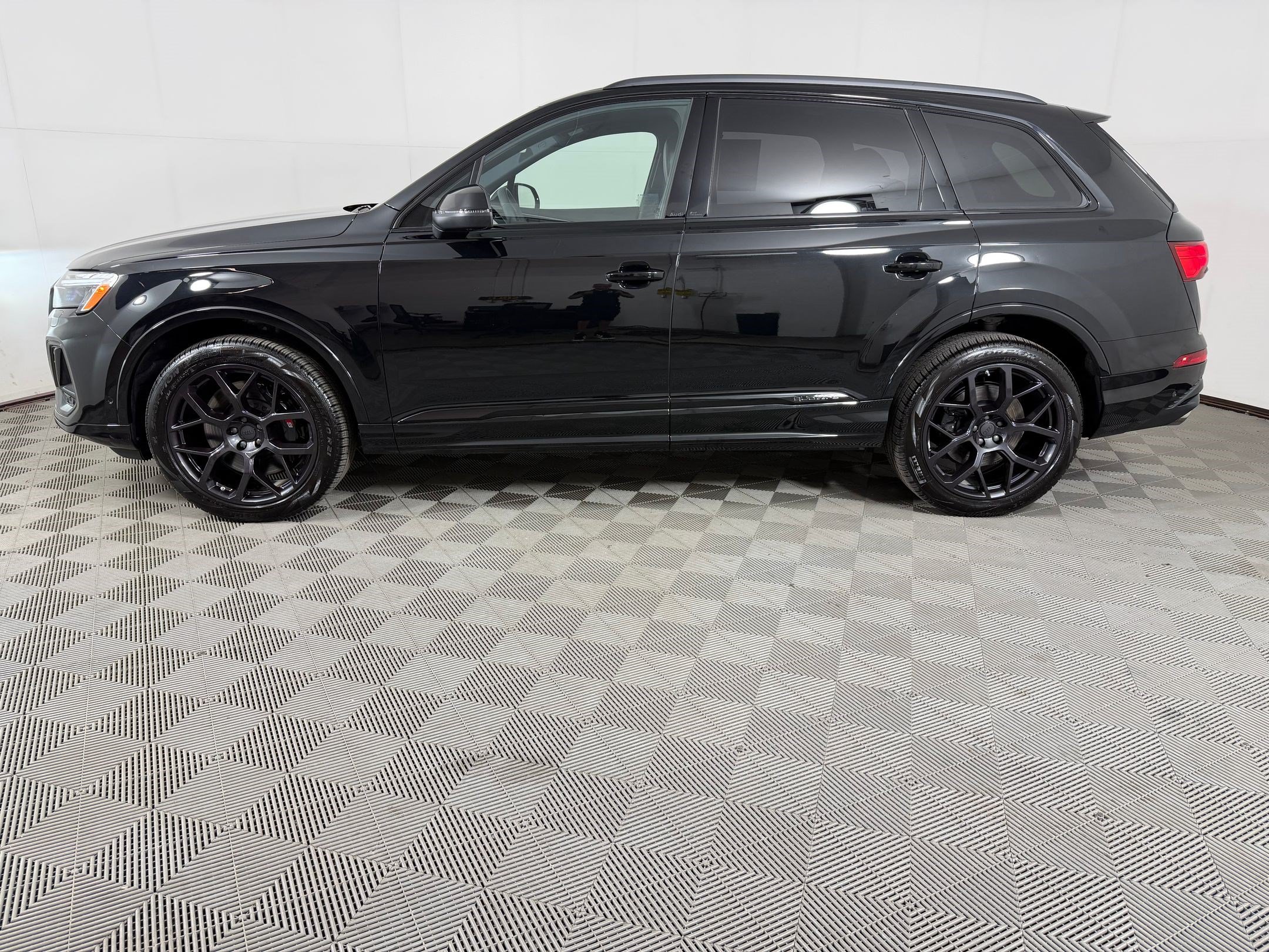 New 2026 Audi SQ7 Premium Plus AWD/4WD image 2