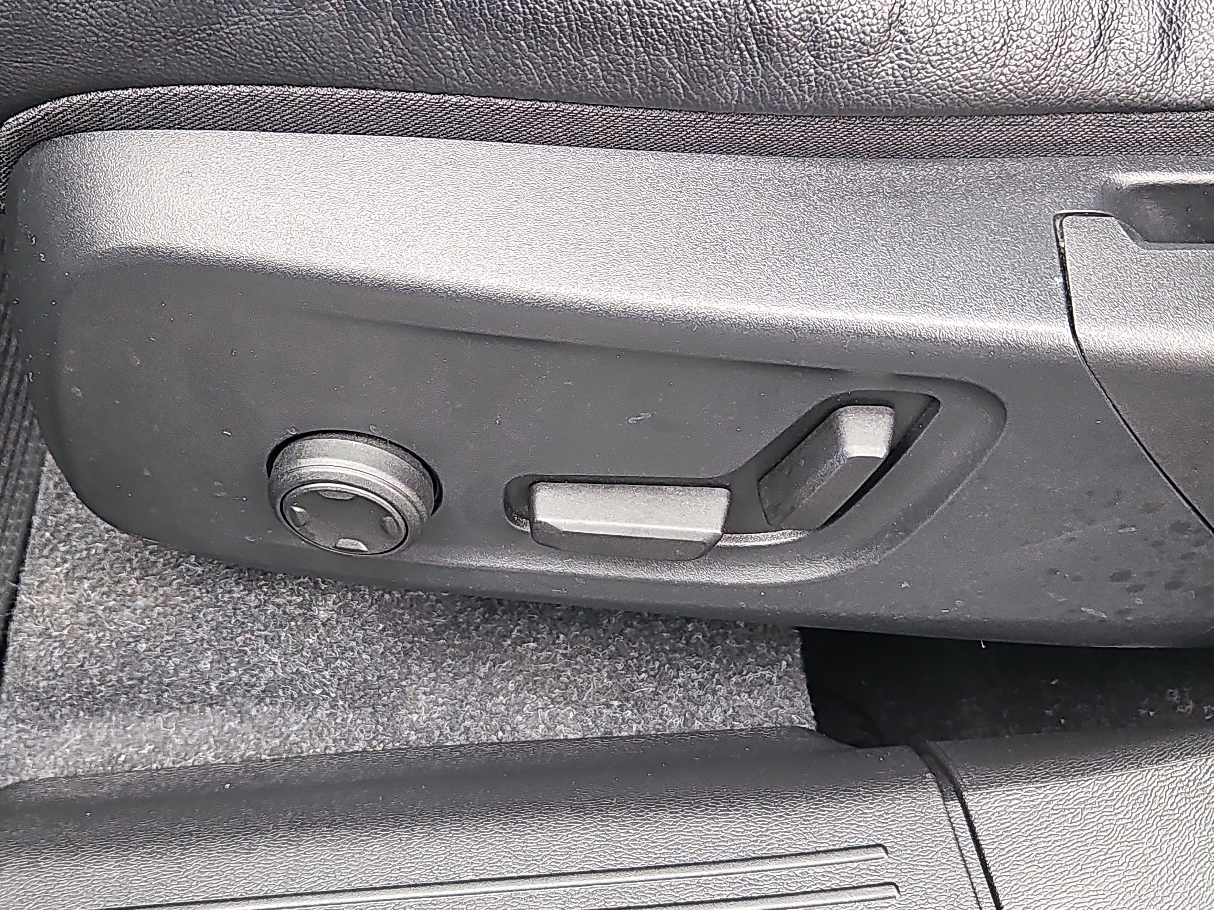 Certified 2023 Volvo XC40 B5 Plus w/ Climate Package image 16