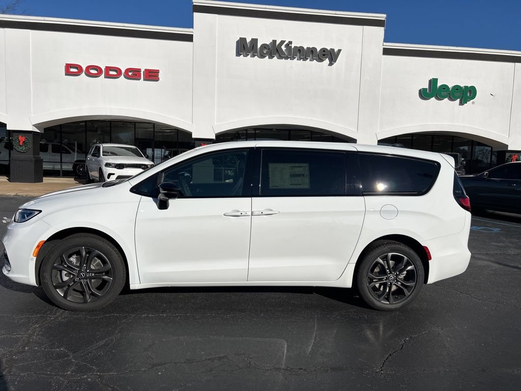 New 2026 Chrysler Pacifica Select AWD/4WD image 2
