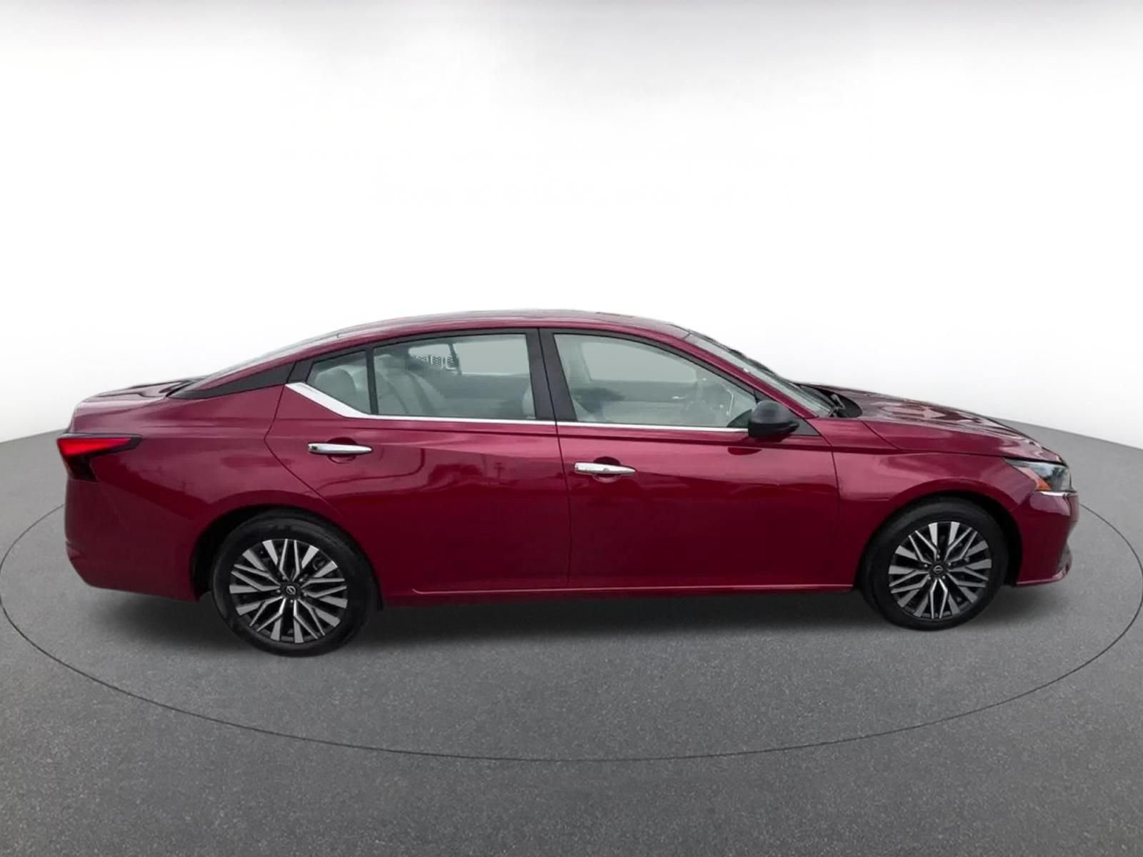 Used 2025 Nissan Altima 2.5 SV FWD image 13