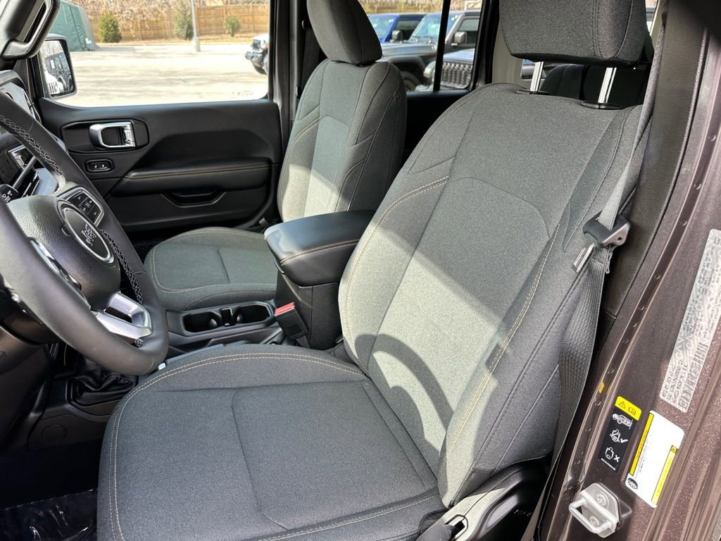 Used 2025 Jeep Wrangler Unlimited Sahara image 18