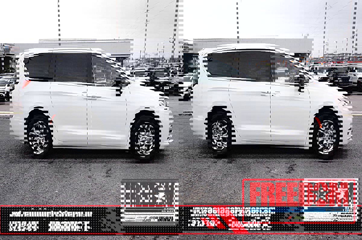 Certified 2024 Chrysler Pacifica Touring-L image 6