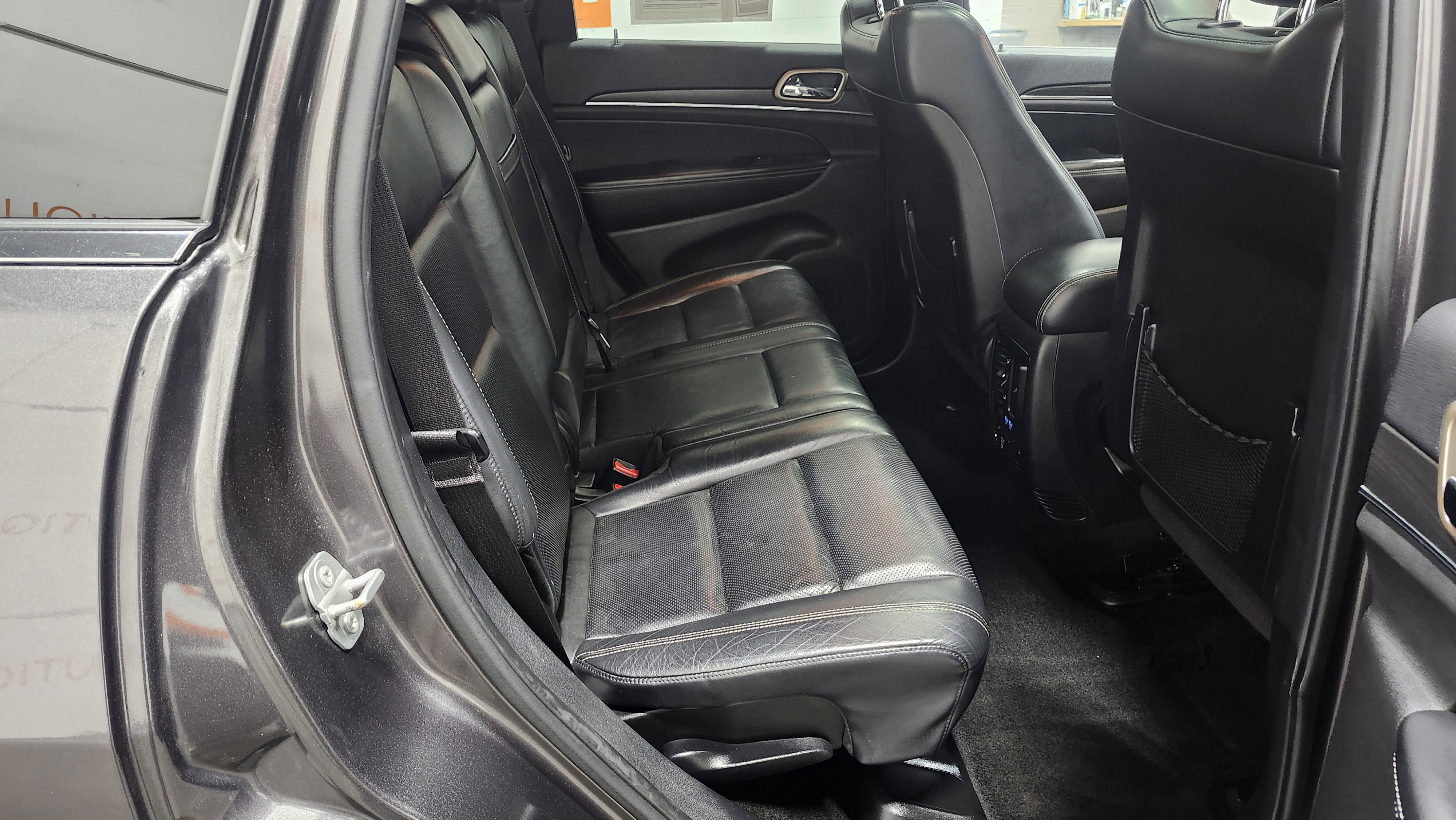 Used 2015 Jeep Grand Cherokee Limited w/ Luxury Group II image 20