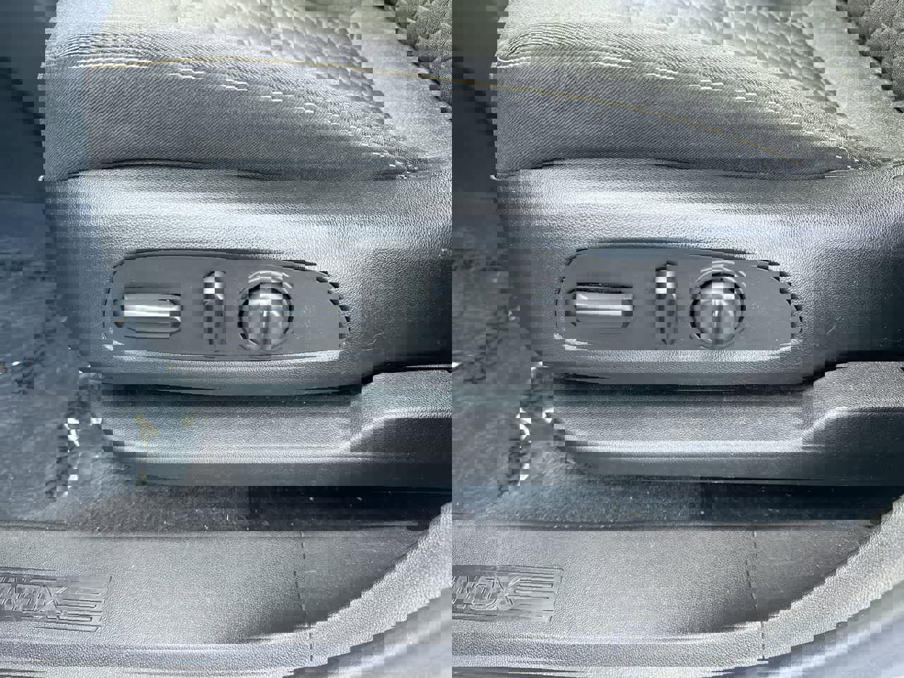 Used 2020 Chevrolet Equinox LT w/ Driver Convenience Package image 22