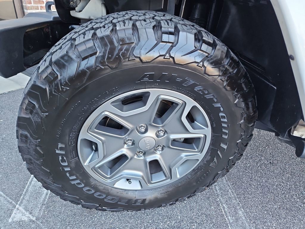 Used 2017 Jeep Wrangler Unlimited Rubicon w/ Connectivity Group image 27