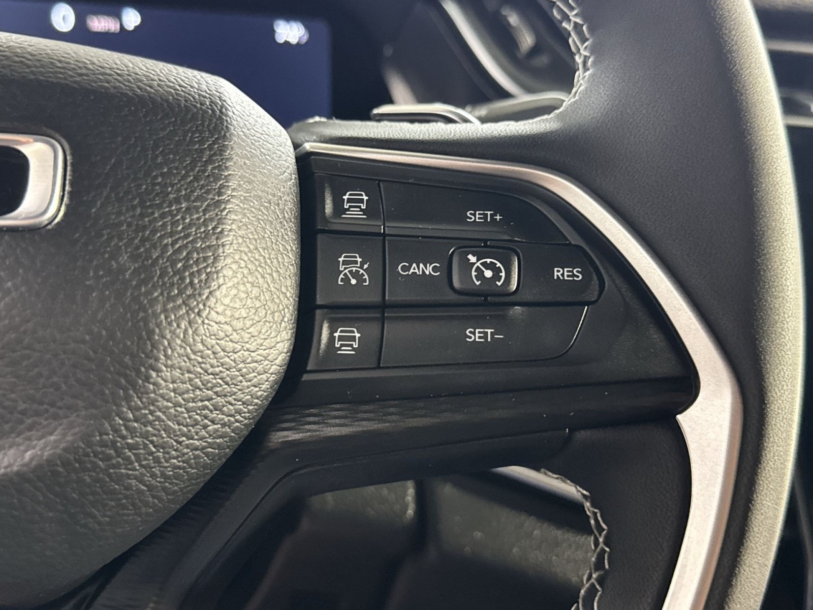 Used 2025 Jeep Grand Cherokee Laredo AWD/4WD image 45
