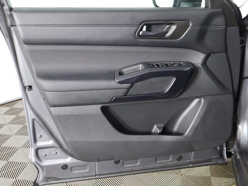 Used 2024 Nissan Pathfinder S image 21