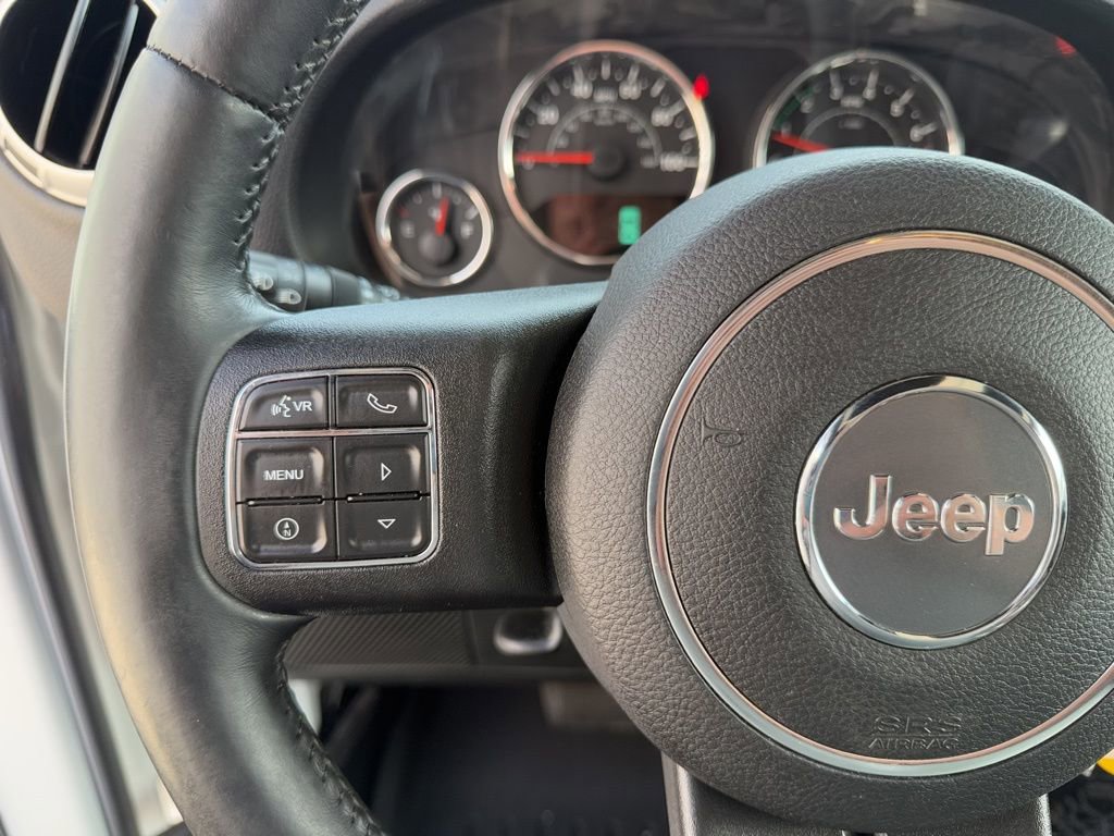 Used 2015 Jeep Wrangler Unlimited Rubicon w/ Connectivity Group AWD/4WD image 27