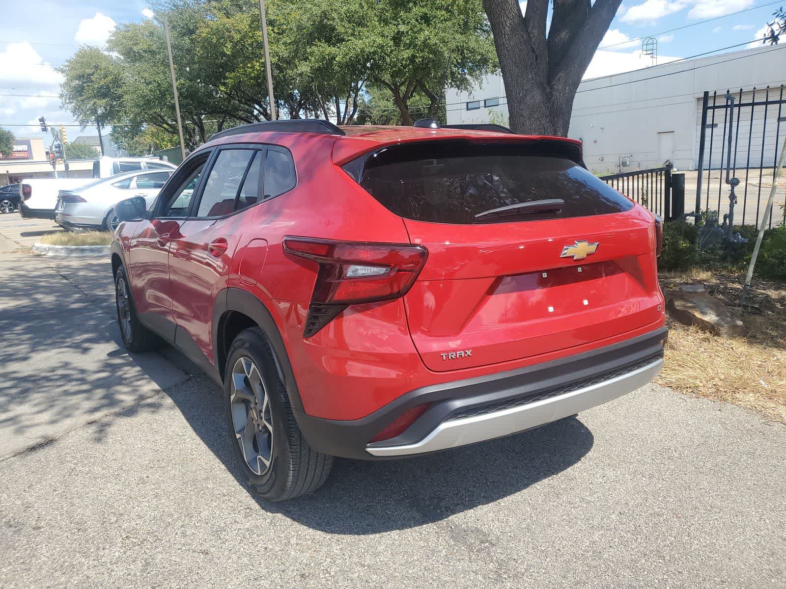 Used 2026 Chevrolet Trax LT FWD image 4