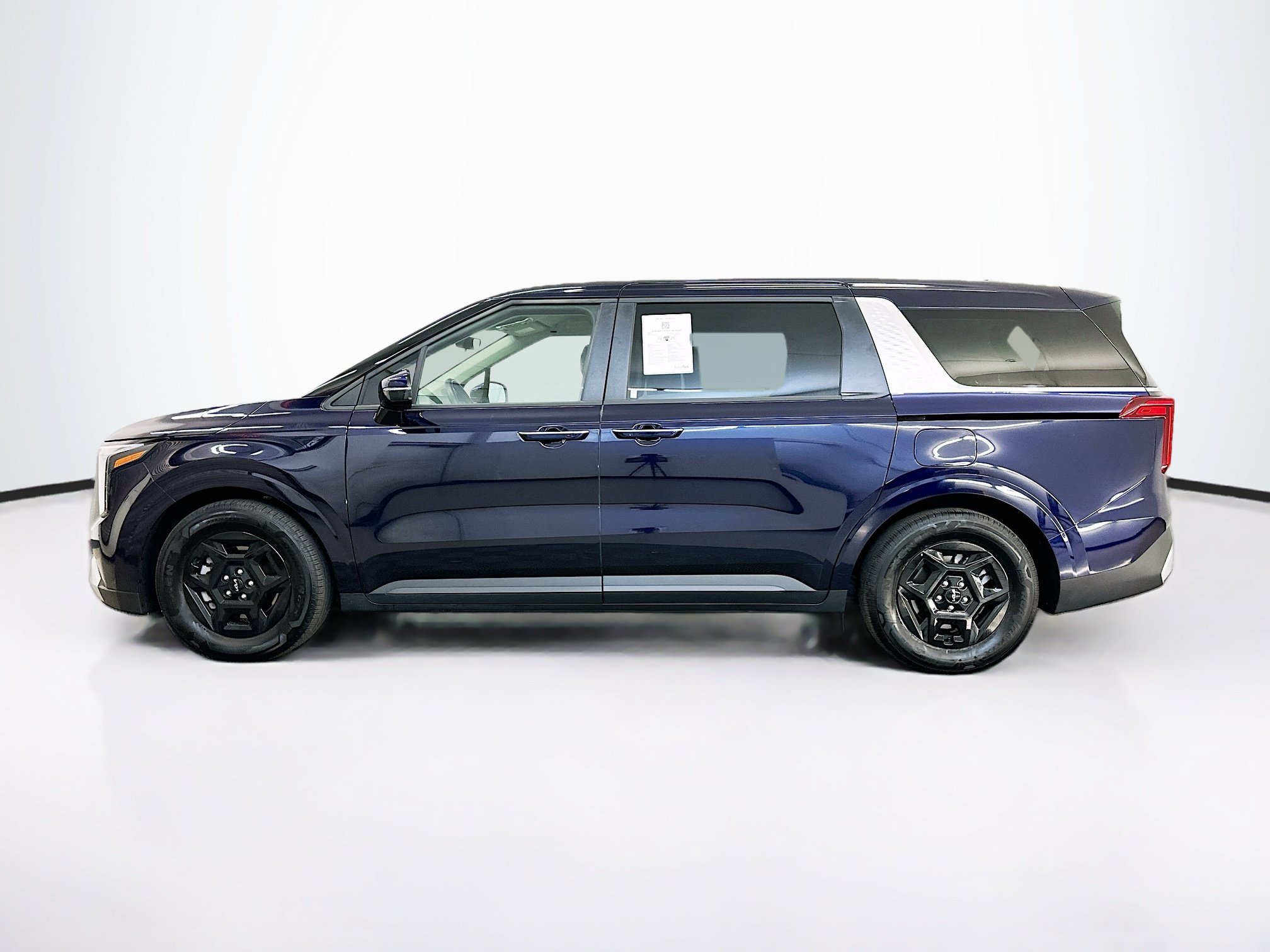 Used 2026 Kia Carnival FWD image 4