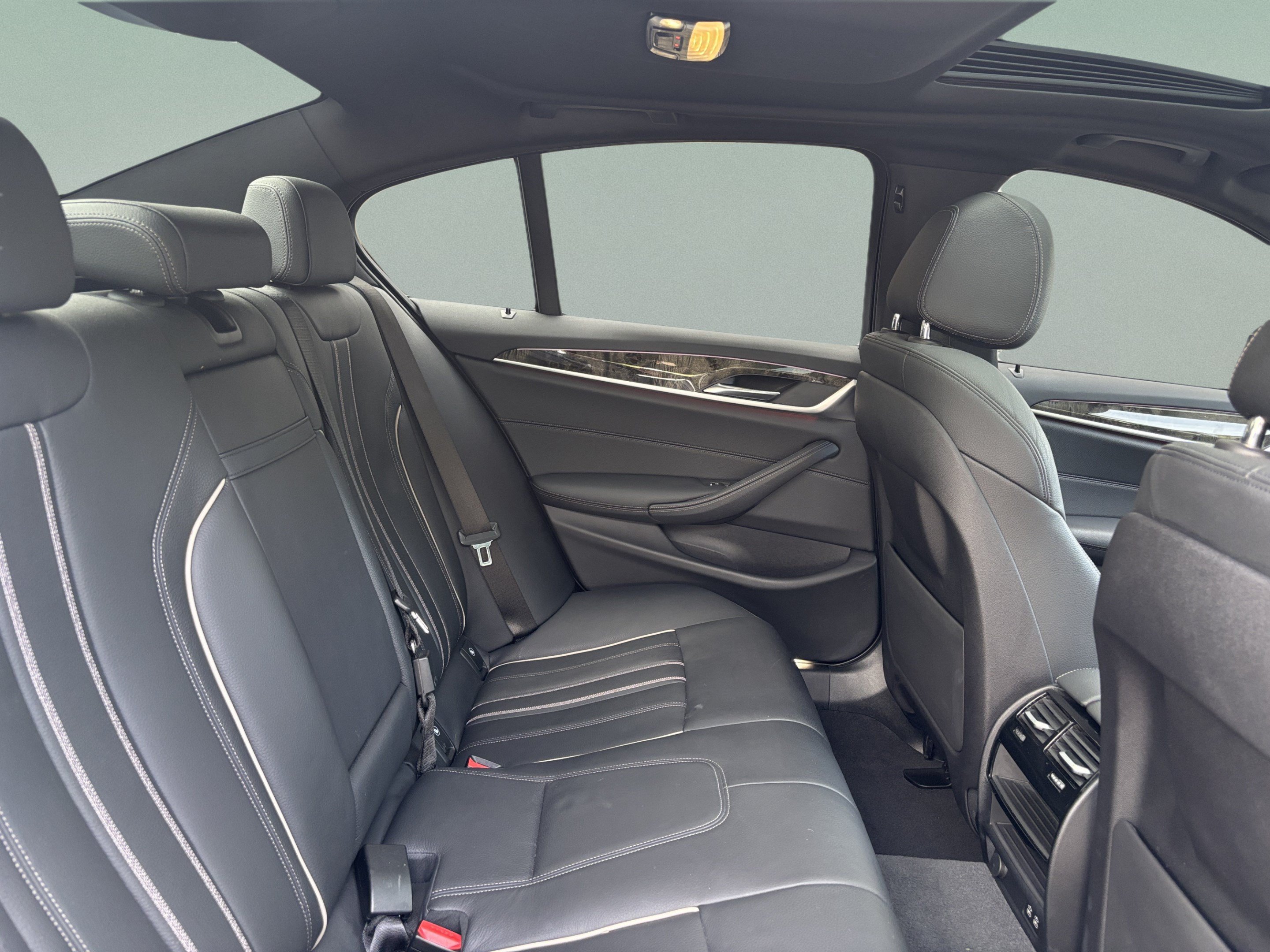 Used 2023 BMW 540i w/ M Sport Package RWD image 31