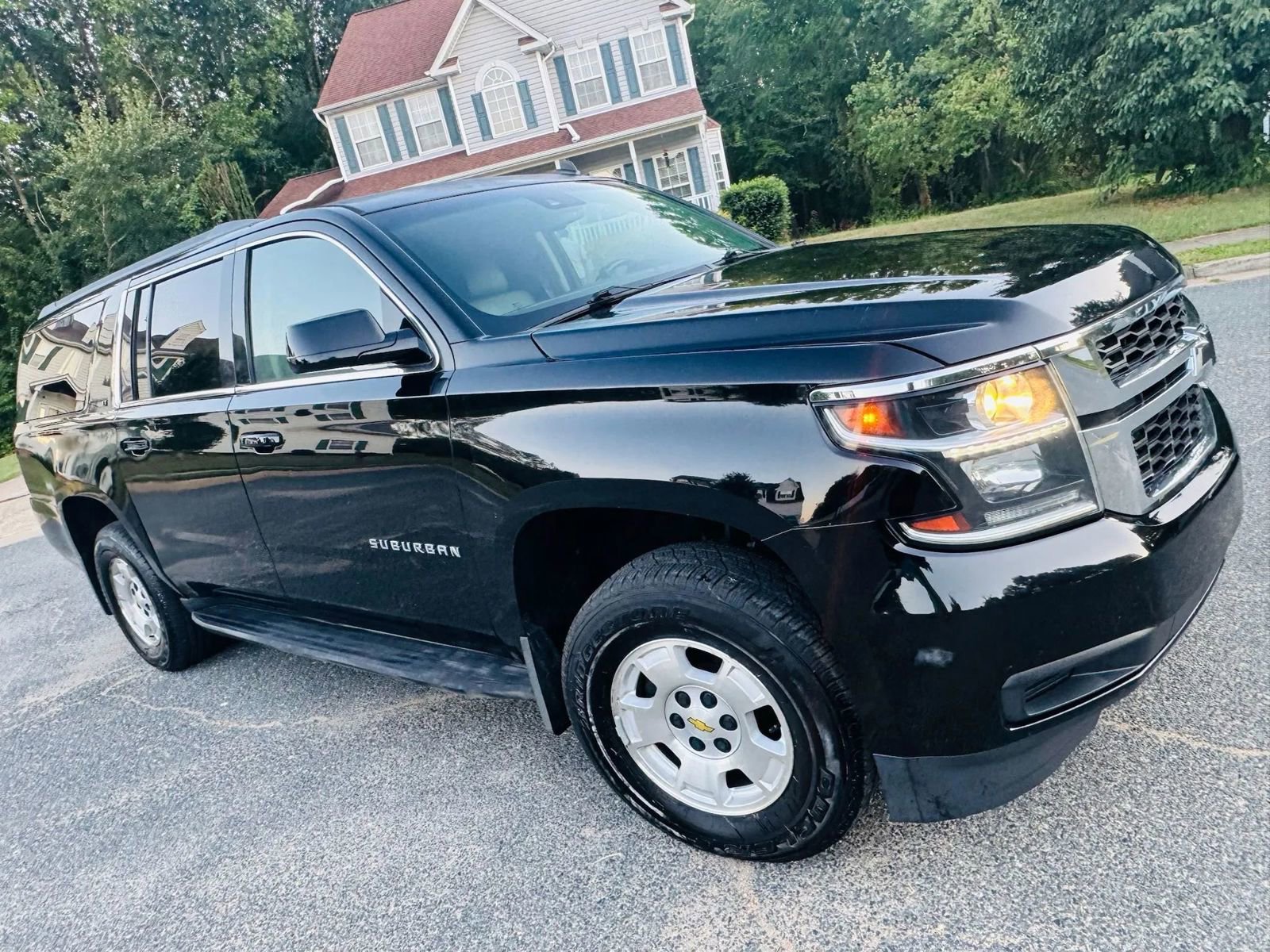 Used 2015 Chevrolet Suburban LT image 3