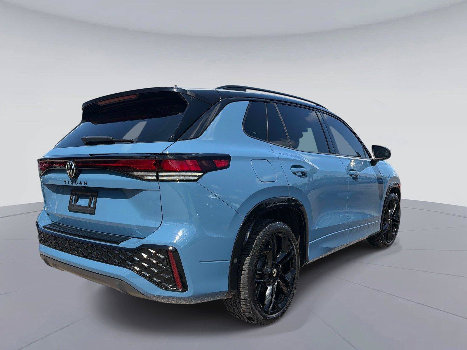 Used 2026 Volkswagen Tiguan SE R-Line FWD image 3