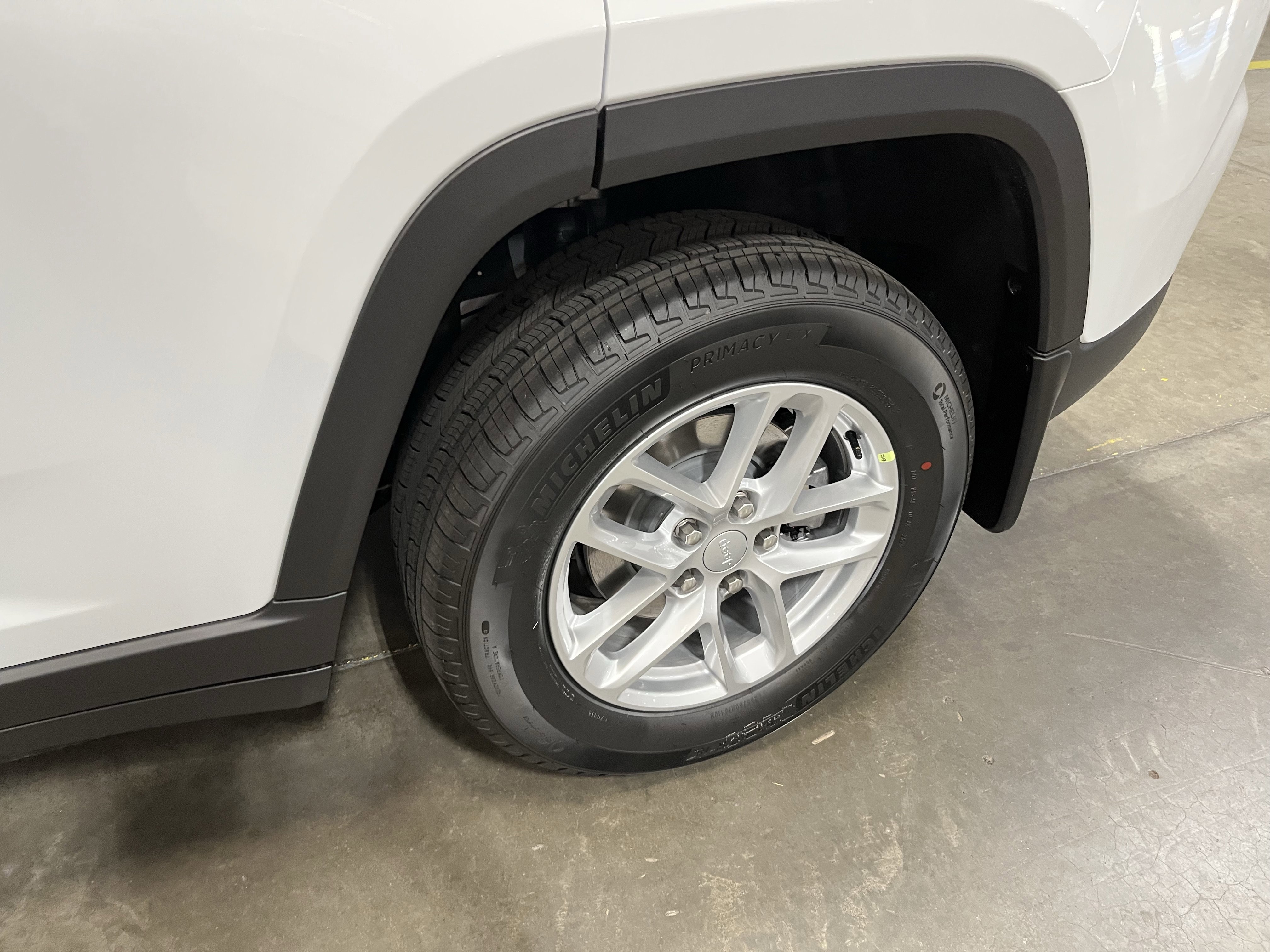 Certified 2025 Jeep Grand Cherokee Laredo w/ Luxury Tech Group I image 25