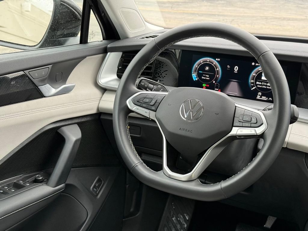Certified 2025 Volkswagen Tiguan SE AWD/4WD image 13