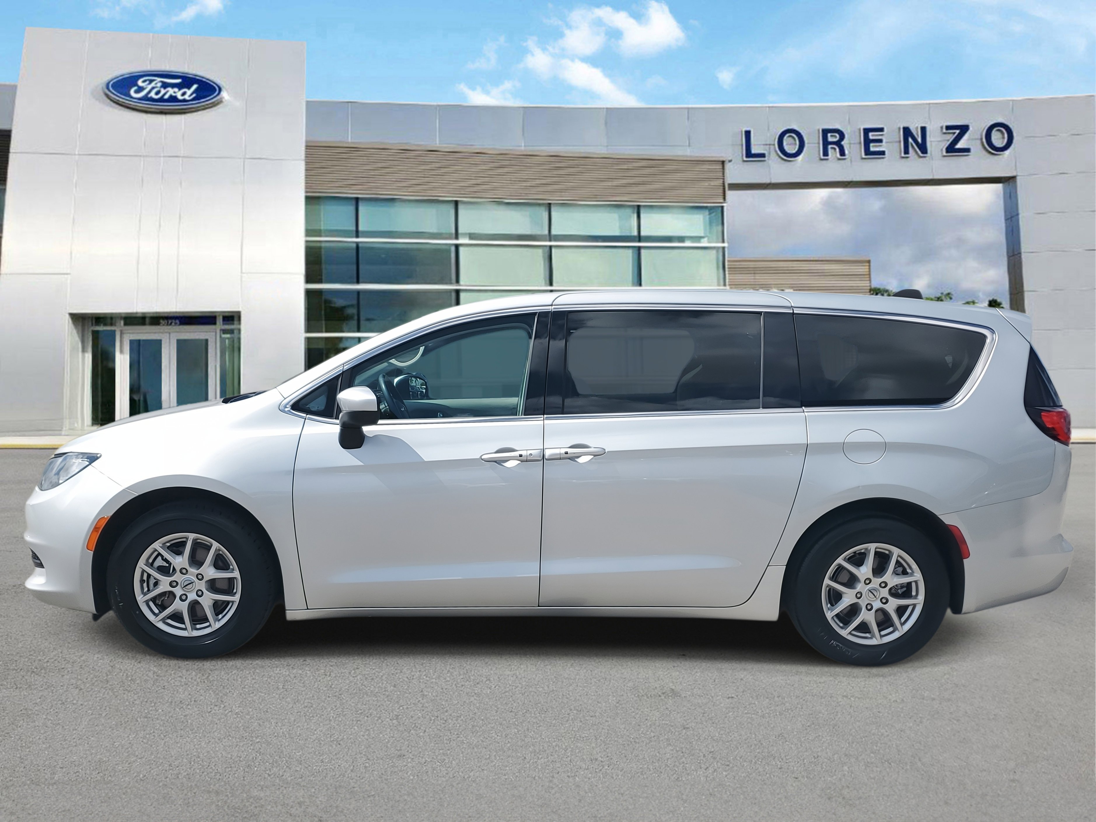 Used 2023 Chrysler Voyager LX image 8