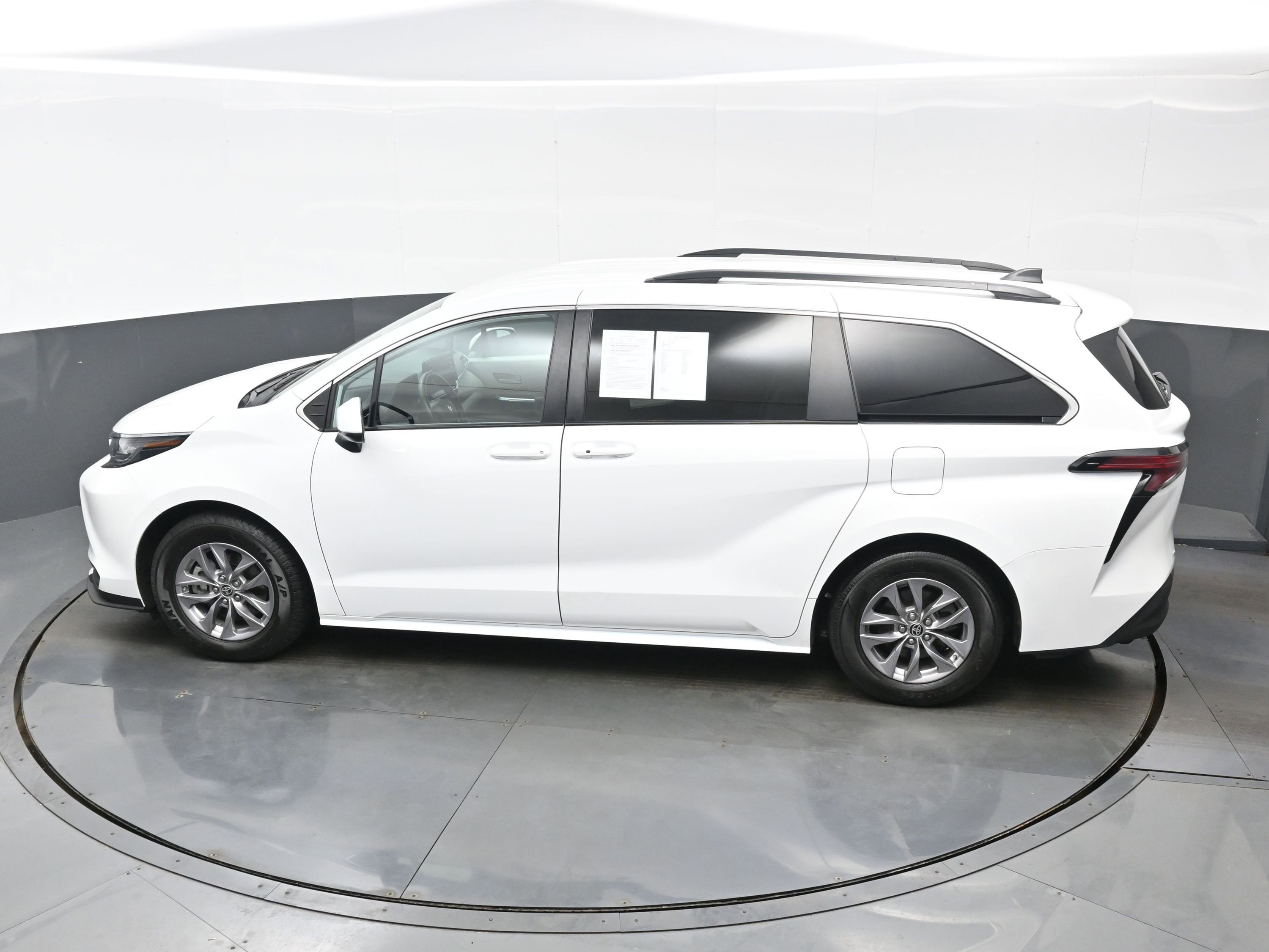 Used 2022 Toyota Sienna LE image 36