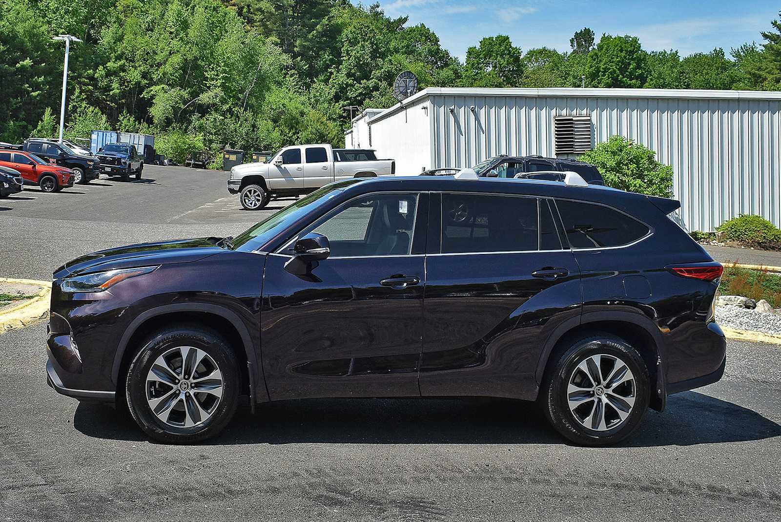 Used 2021 Toyota Highlander XLE AWD/4WD image 4
