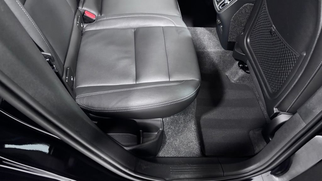 Certified 2025 Volvo XC40 B5 Plus AWD/4WD image 23