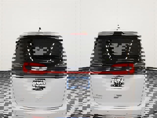 Used 2025 Chrysler Pacifica Select image 11