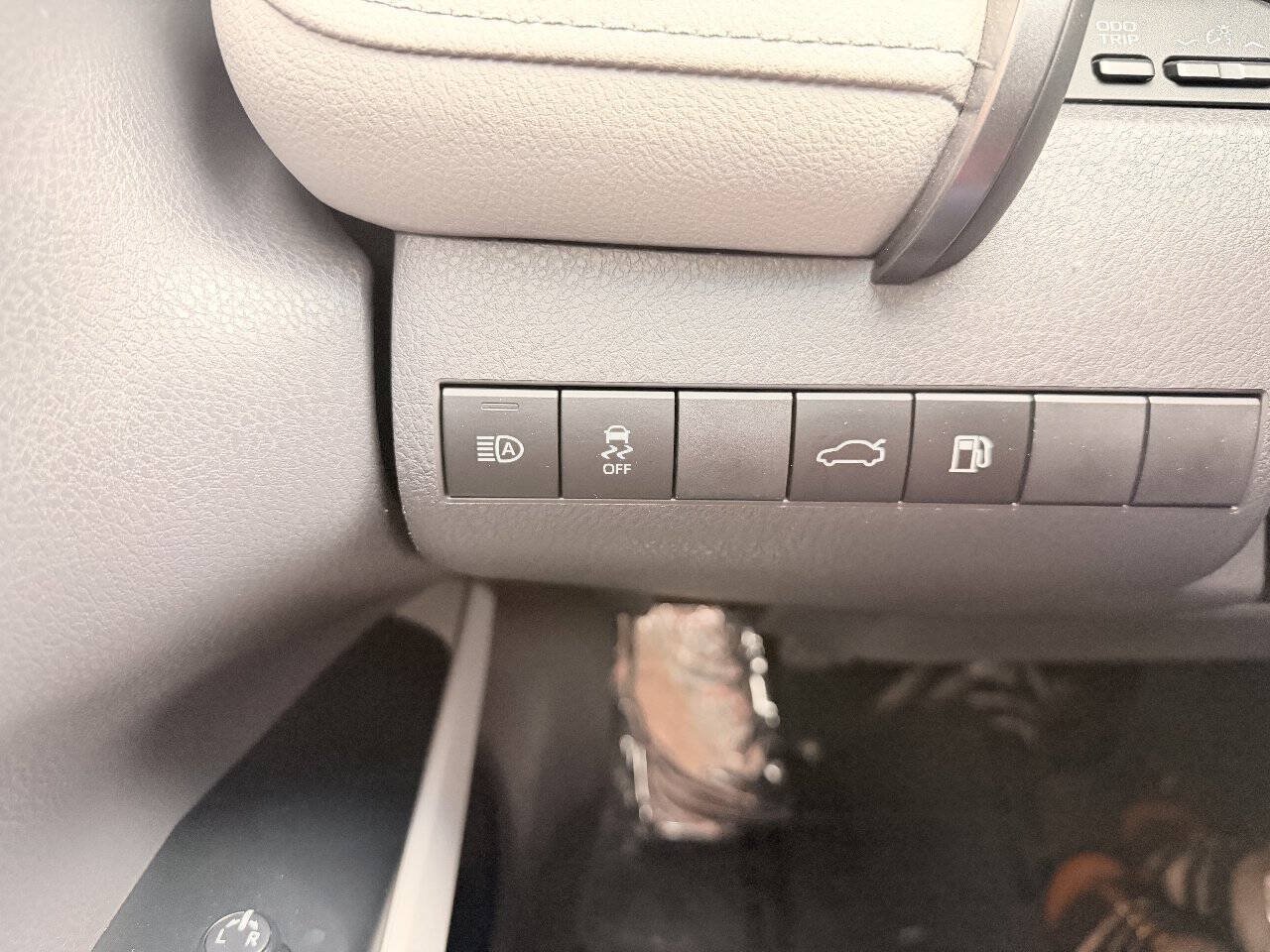 Used 2018 Toyota Camry FWD image 24