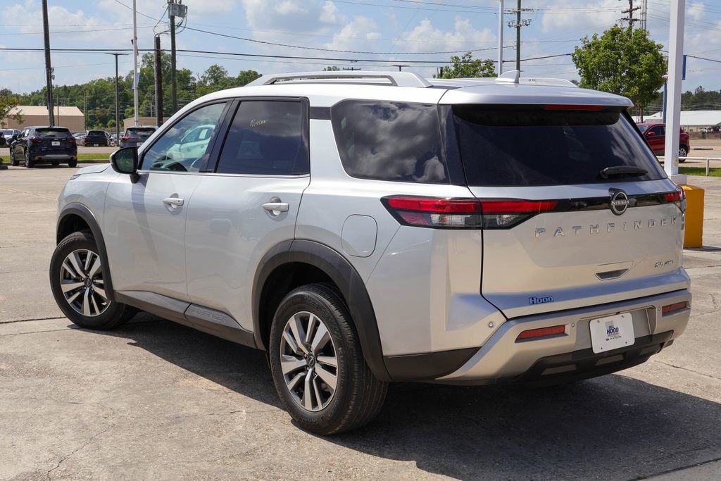 Used 2025 Nissan Pathfinder SL AWD/4WD image 2