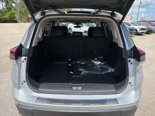 Used 2025 Nissan Rogue SV w/ SV Premium Package image 12