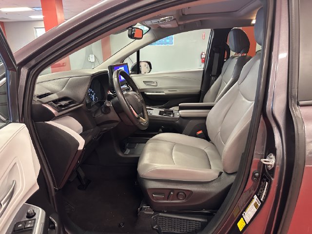 Certified 2025 Toyota Sienna XLE FWD image 10