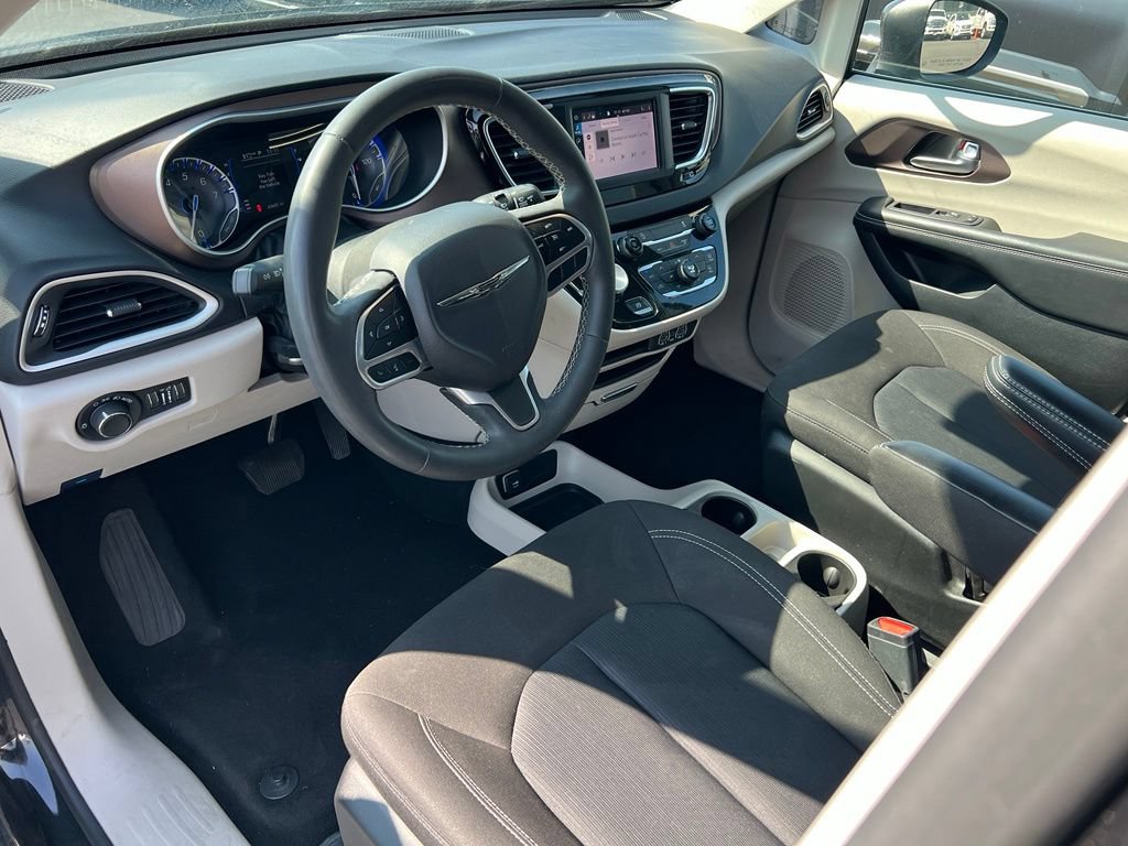 Used 2023 Chrysler Voyager LX FWD image 16