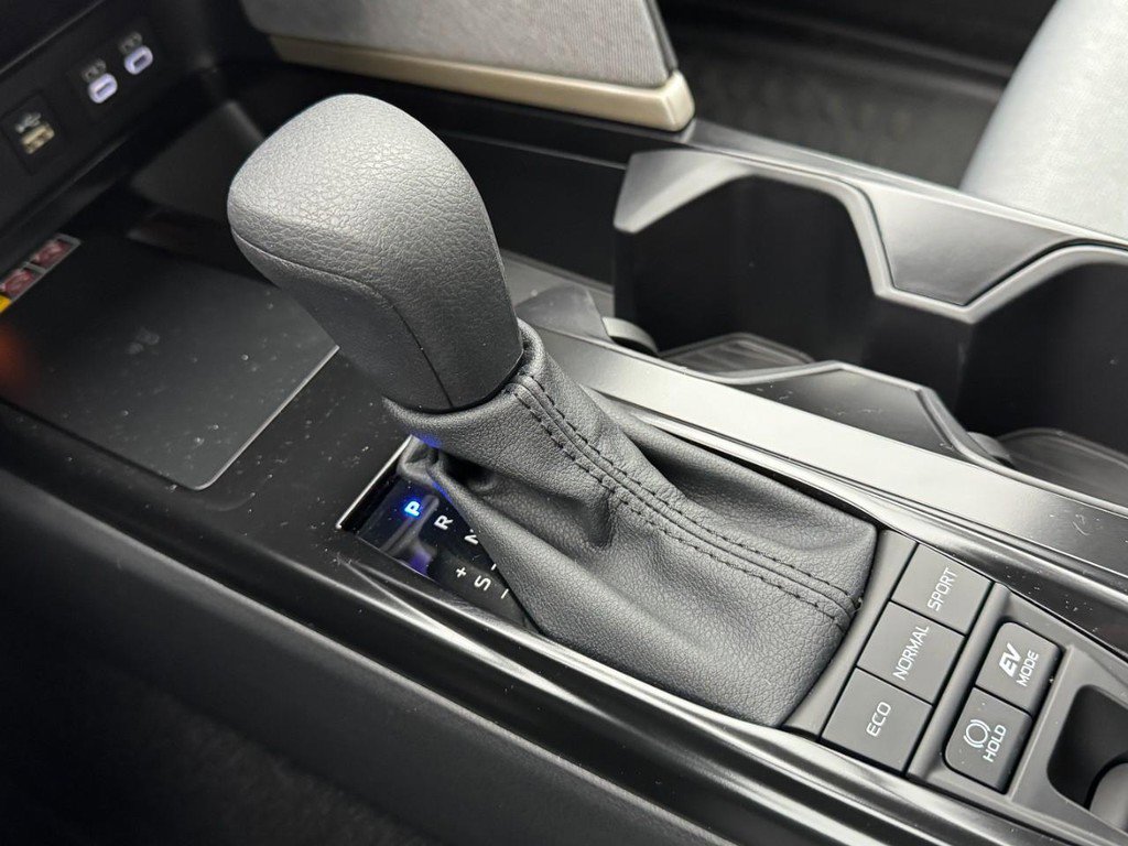 New 2026 Toyota Camry Hybrid FWD image 15