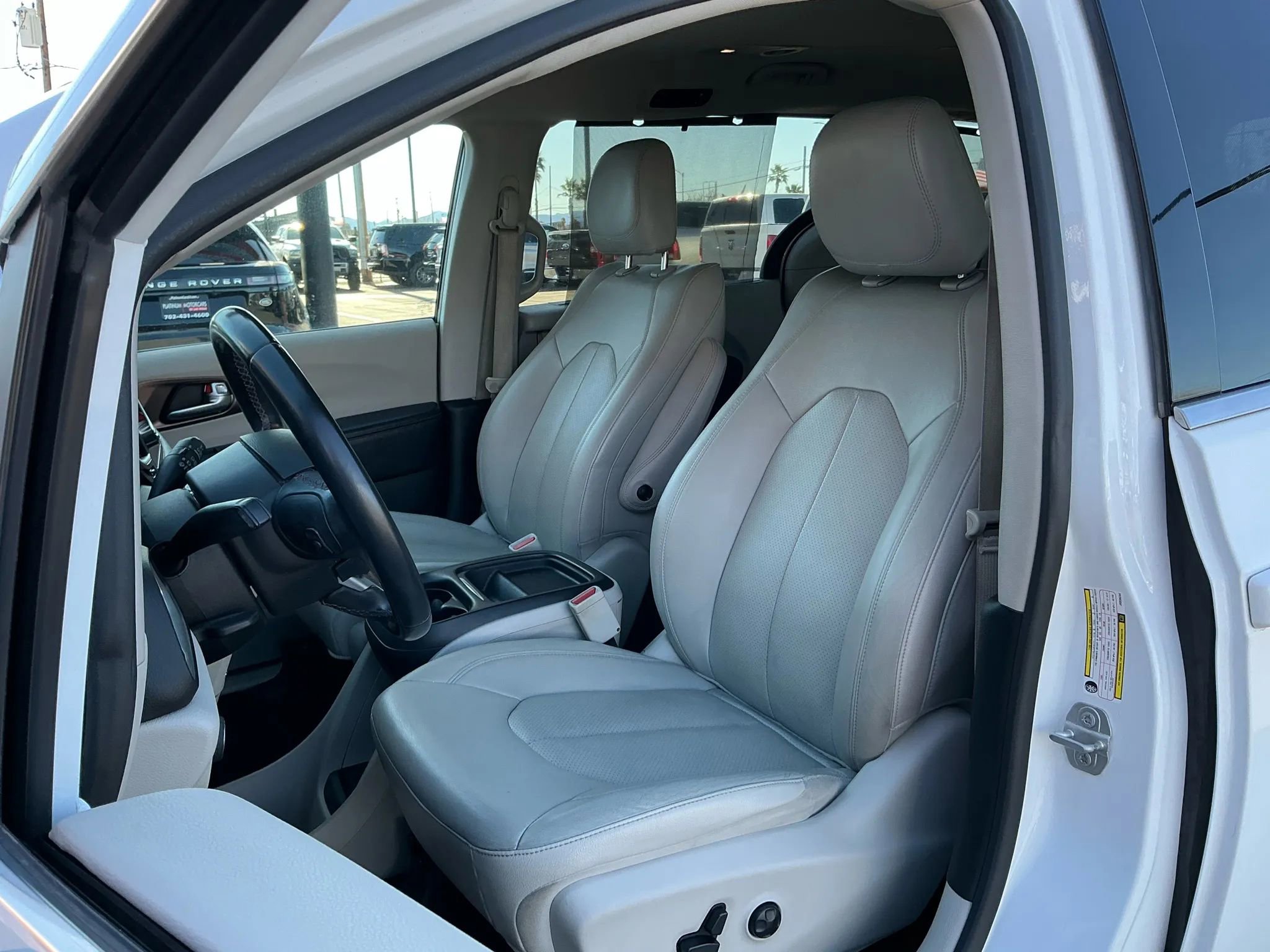 Used 2018 Chrysler Pacifica Touring-L w/ Advanced Safetytec Group image 19