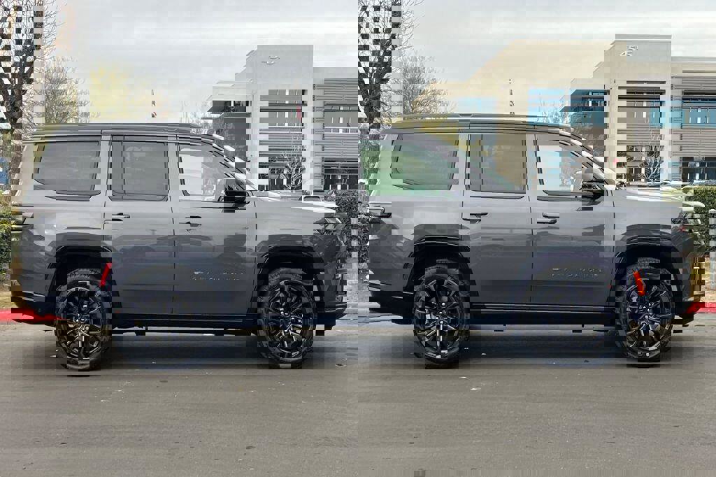 New 2026 Jeep Grand Wagoneer Summit w/ Premium Group III image 3