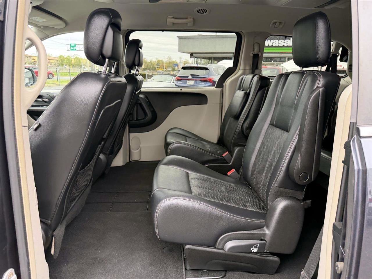 Used 2013 Chrysler Town & Country Touring-L w/ Driver Convenience Group FWD image 9