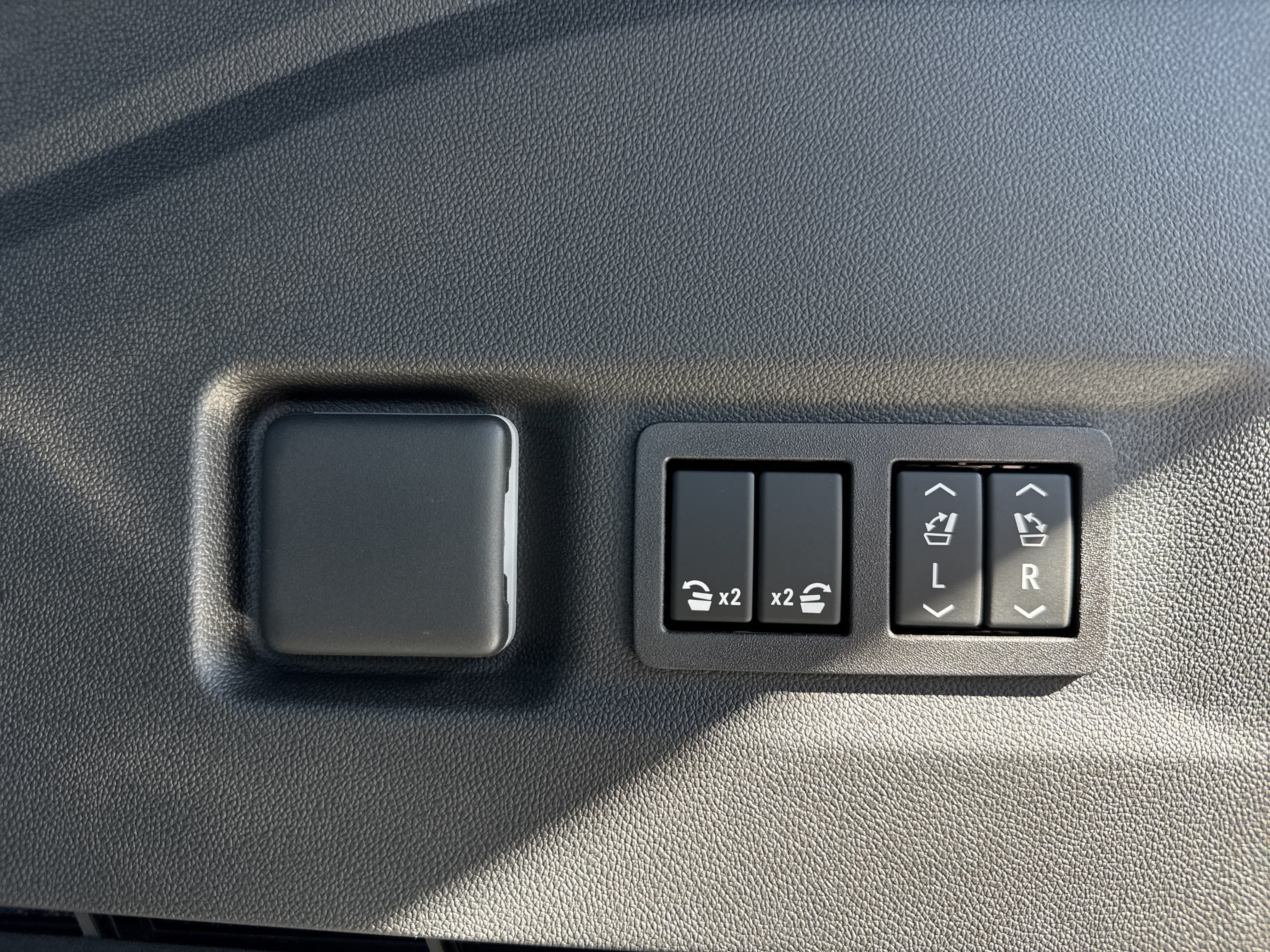 New 2026 GMC Yukon XL Denali w/ Sun & Power Step Package AWD/4WD image 34